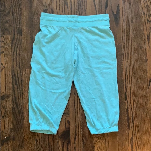 NWT Nike Capri Sweats with Pockets - Picture 2 of 5
